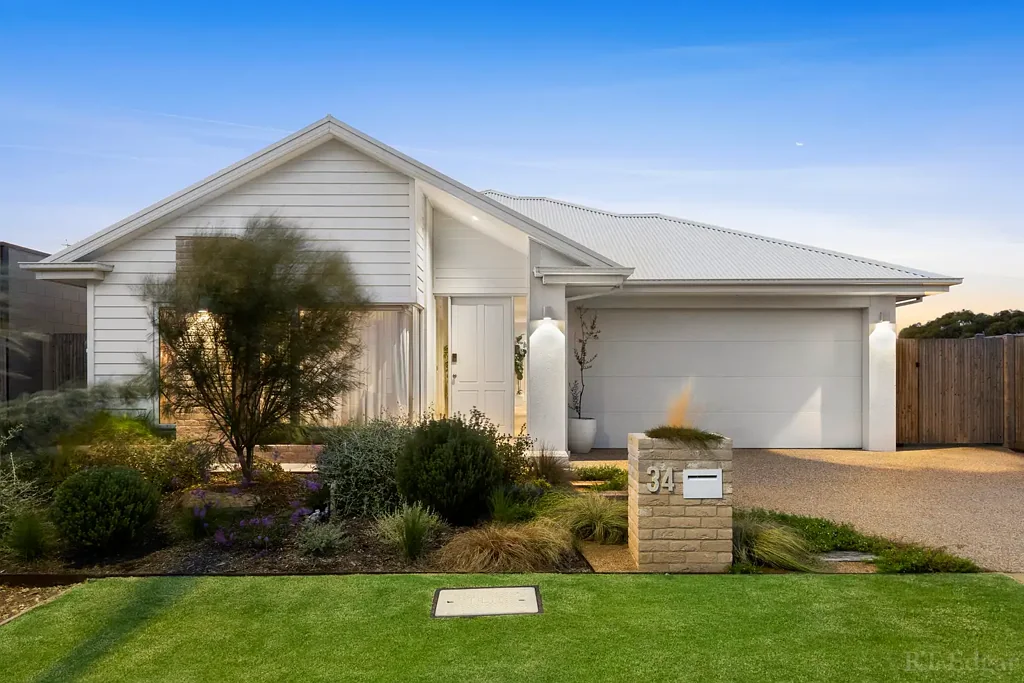 Point Lonsdale 3 Bedroom Modern Coastal Home with Natural Outlook