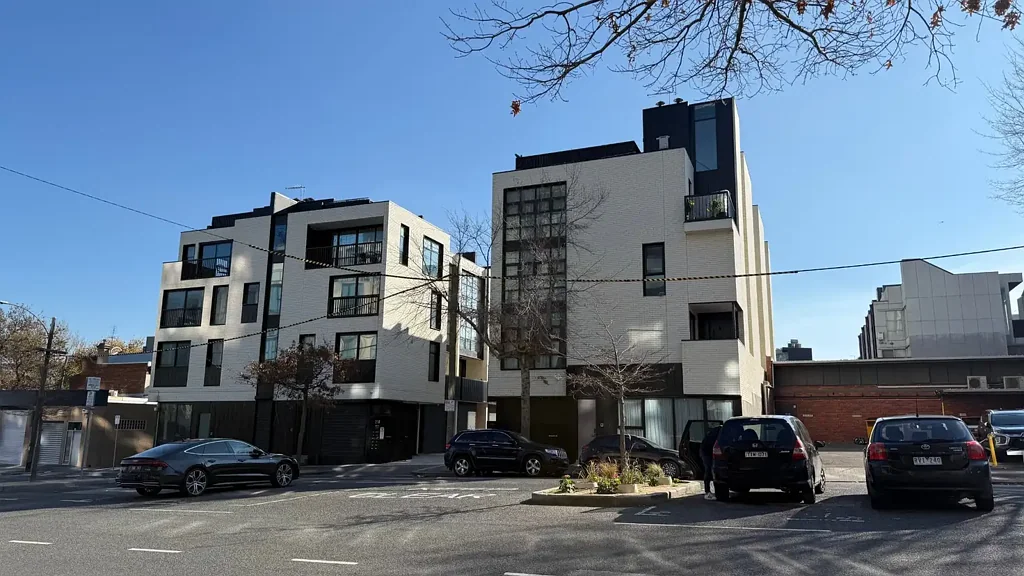 West Melbourne 3房 建筑师设计联排 3卧2卫2车位 开放式高天顶 设计师厨房石材台面 高端电器 安全车库 太阳能预留 步行商圈学校 Brand New premium 3-bedroom townhouse at West Melbourne