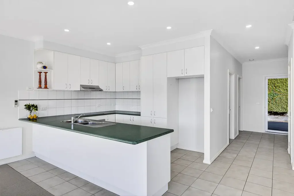 Gisborne 2房  Refreshed Two-Bedroom Unit with Courtyard Charm & Central Convenience