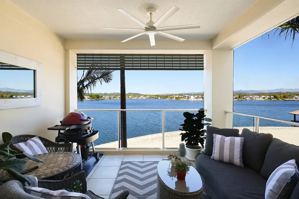 Varsity Lakes 2 Slaapkamer Renovated Retreat with Peaceful Waterfront Views
