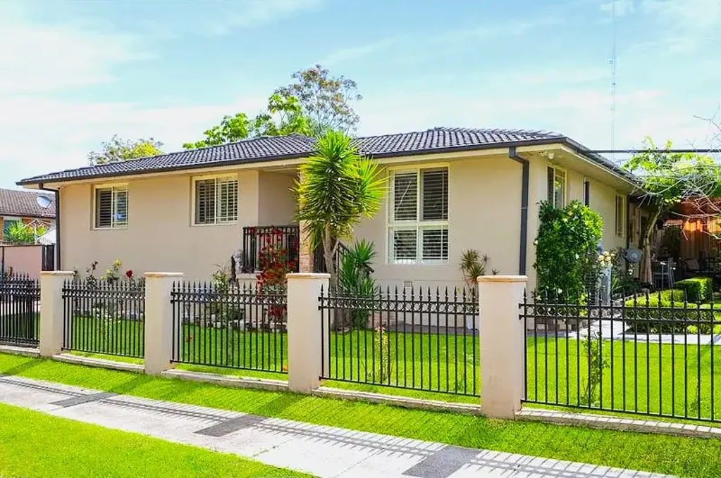 Lurnea 4ਬੈੱਡਰੂਮ Spacious Family Home On The Corner!