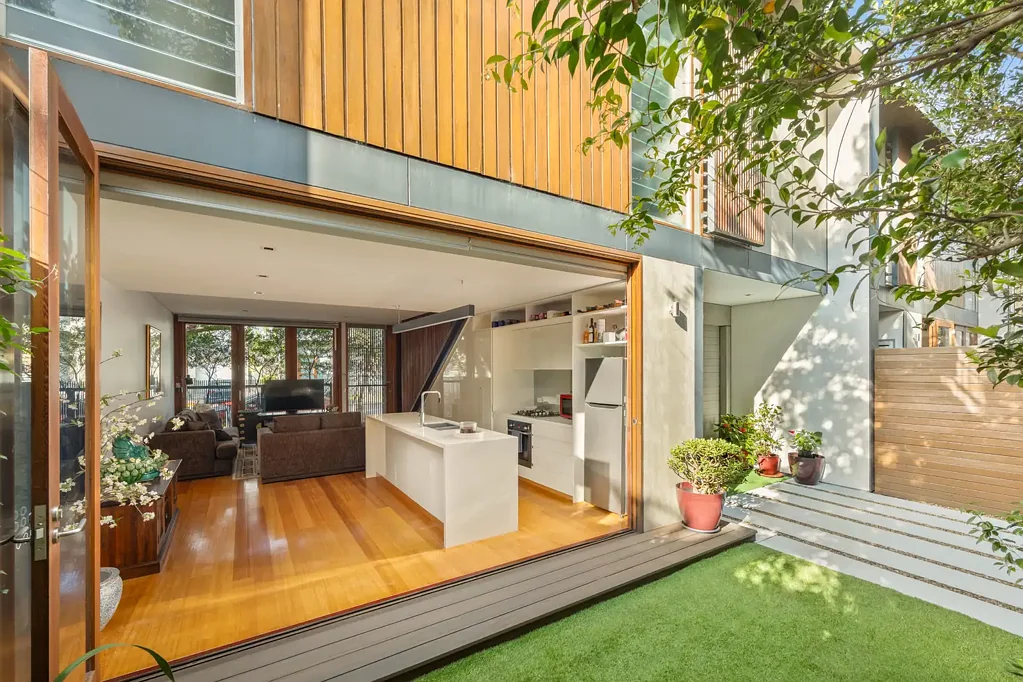 Rose Bay 4ਬੈੱਡਰੂਮ Boutique Tri-Level Torrens Titled Residence by Village Shops