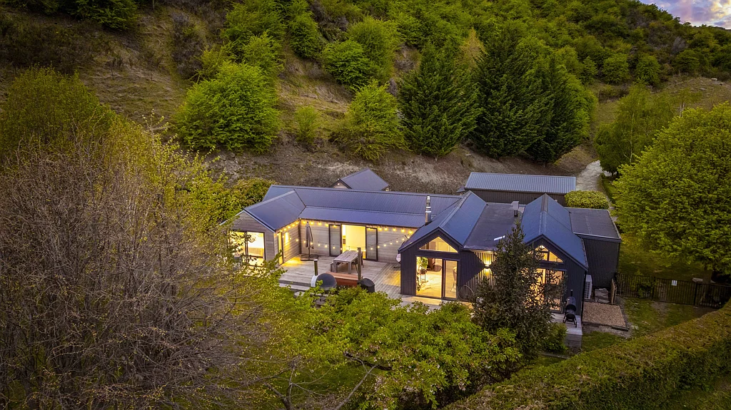 Dalefield/Wakatipu Basin 4Moenga Motivated sale, stylish rural escape + Income