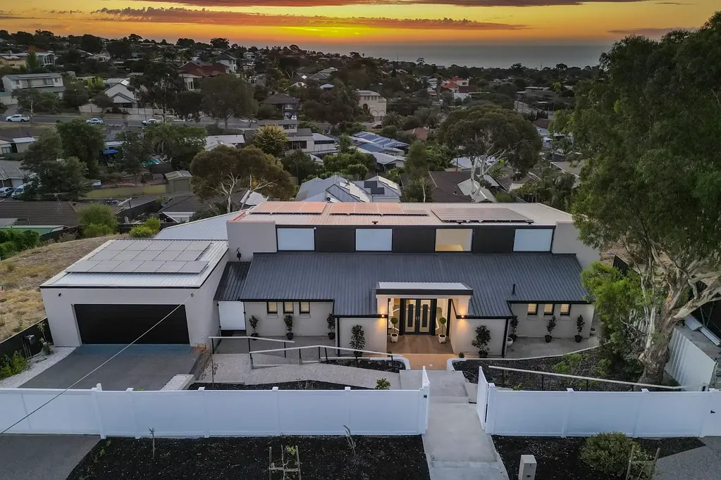 Seaview Downs 5 Bedroom A sophisticated family estate with elite entertaining, tennis court recreation and elevated coastal views on tap…
