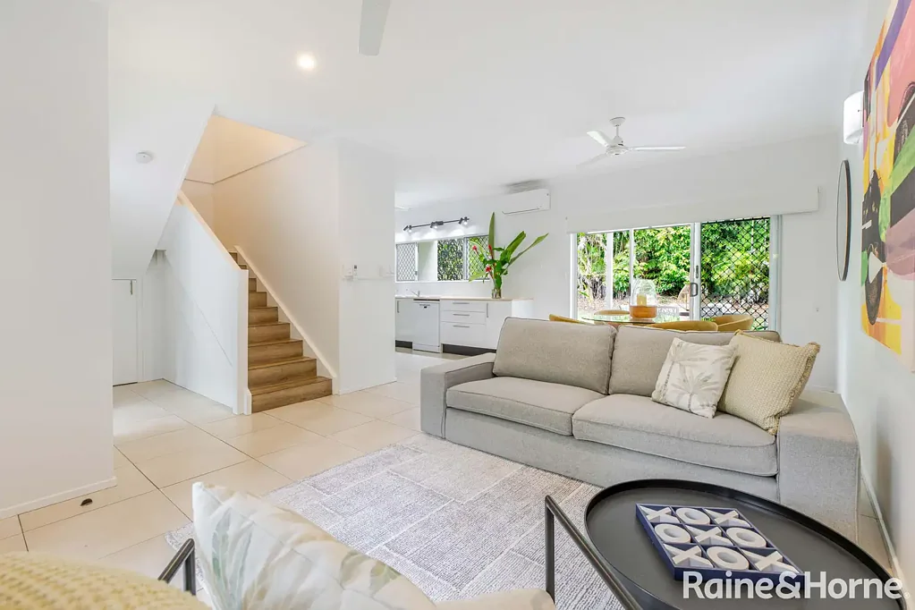 3 BEDROOM : 2 BATHROOM : FULLY FURNISHED : TOWNOUSE : POOL