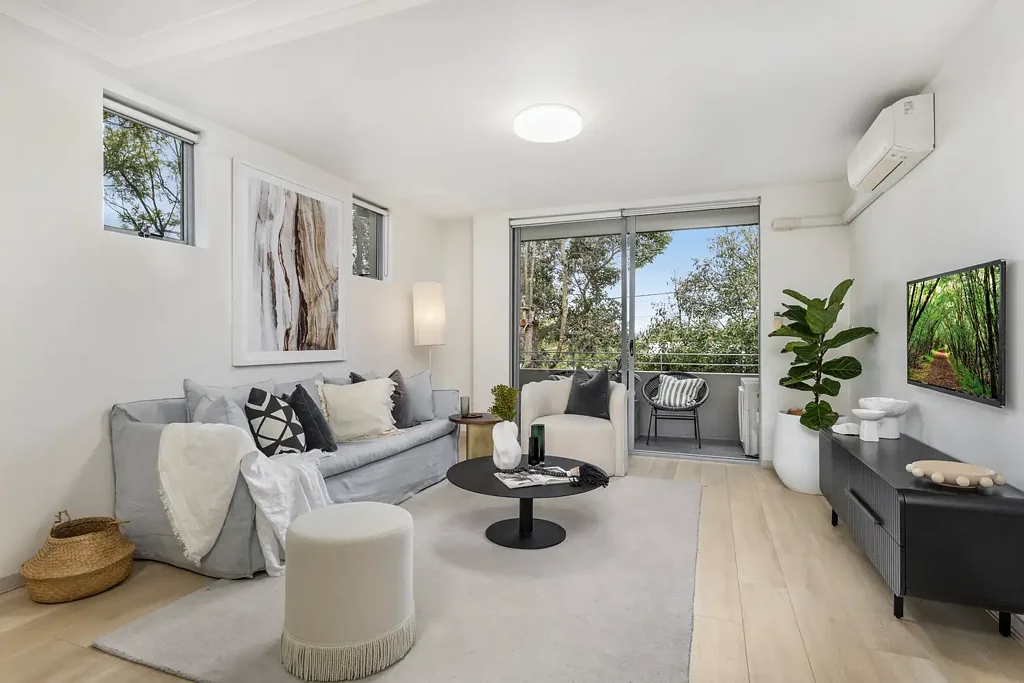 Lane Cove 2房 北向转角公寓 83平米流畅空间 CaesarStone厨房 现代浴室 安全车位 步行便利设施 Bright split-level haven of utmost convenience
