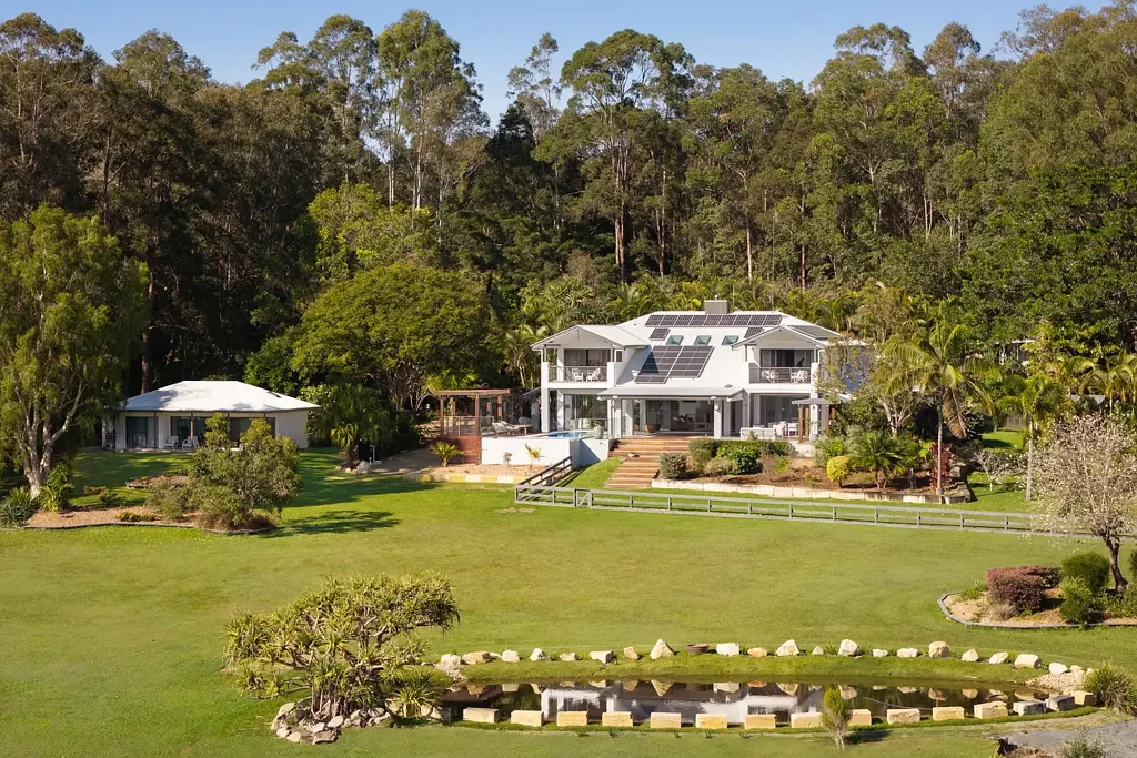 Lake Macdonald 6 Bedroom A Statement Home in an Extraordinary Setting