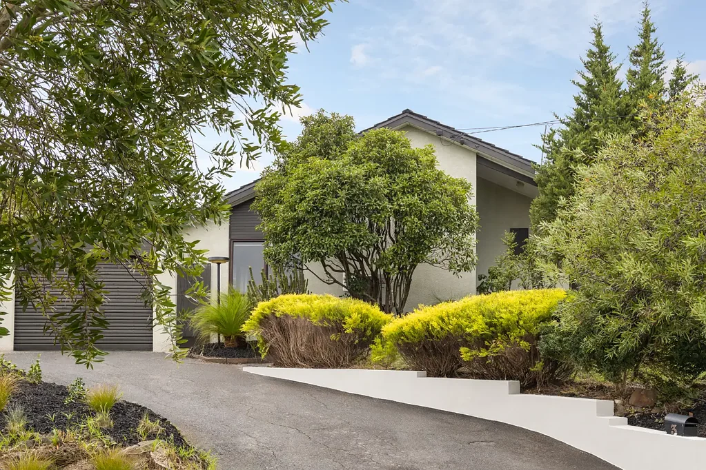 Mount Waverley 3房 死胡同前院 私密画布后院 翻新客厅 现代厨房 全屋木地板 安静庭院 优质学区 交通便利 Rendered, Renovated & Architecturally Brilliant! 658sqm approx.