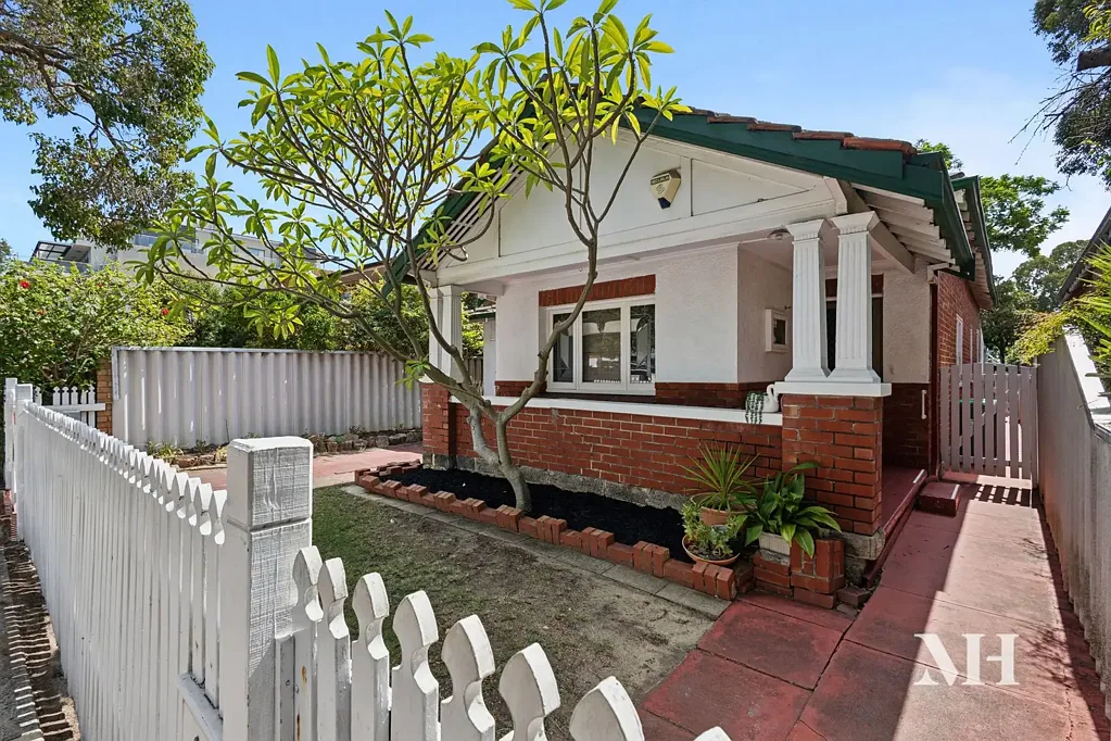 Subiaco 3房  SINGLE LEVEL, BRICK & TILE, OLDER STYLE HOME JUST 150M FROM CROSSWAYS