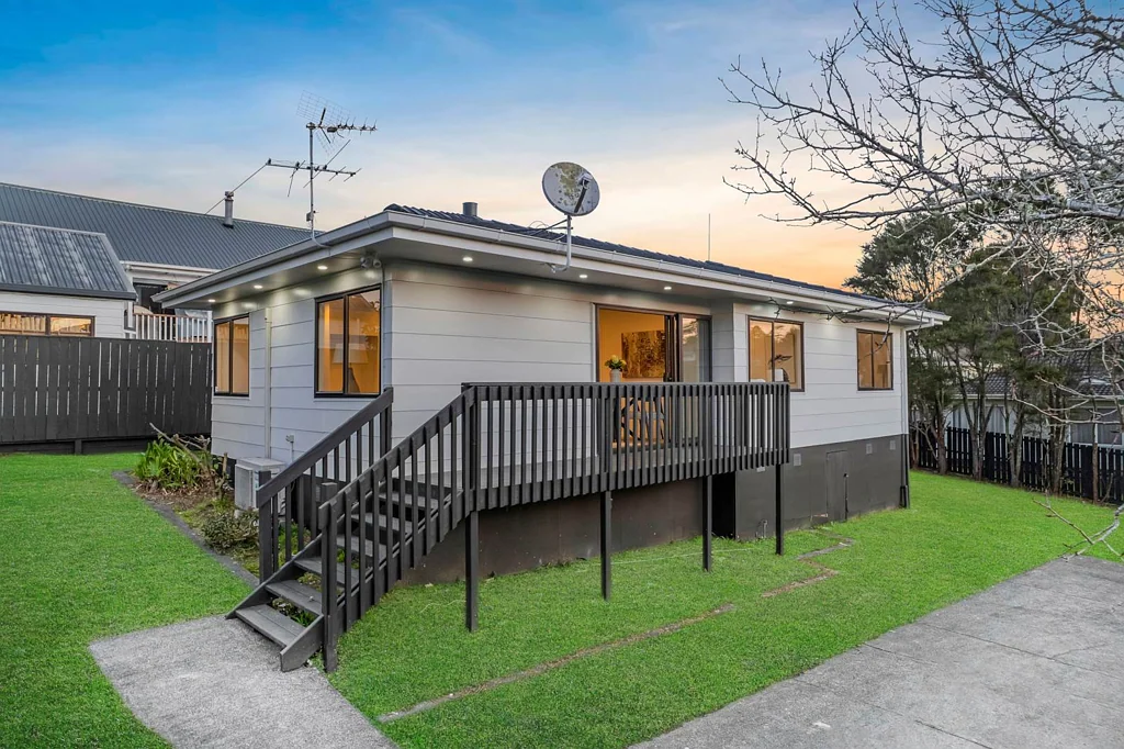 20 Posa Avenue, Henderson, Waitakere City, Auckland
