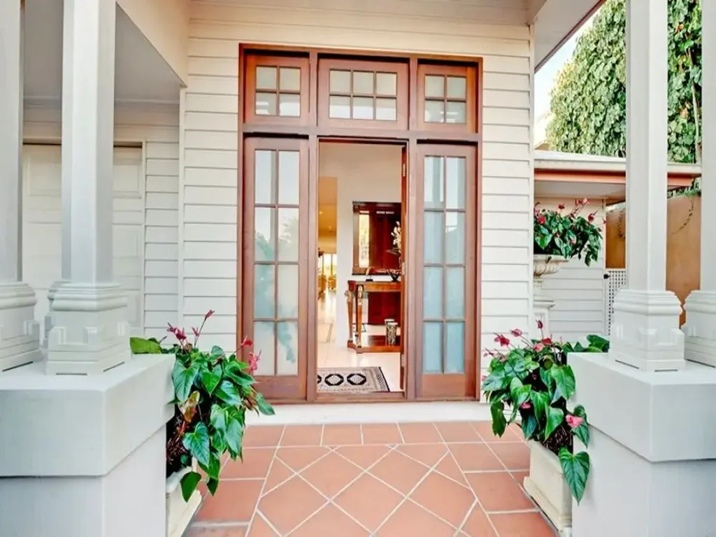 Spectacular Views and Breezes & Perfect Location In Brisbane State High Catchment