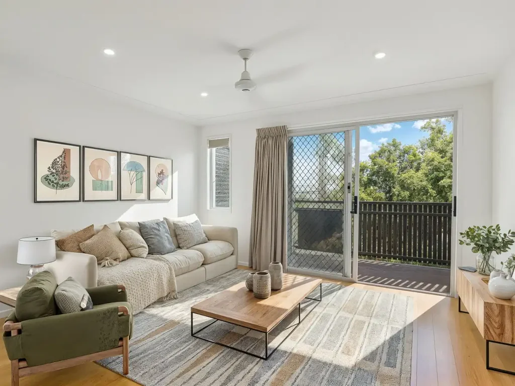 Mackenzie 2房 三层设计实用  开放式生活区  全尺寸厨房  私密围栏后院  单车库加车位  维护好小区设施  Mackenzie便捷位置  低维护高吸引力 Smart, Stylish and Surprisingly Spacious.