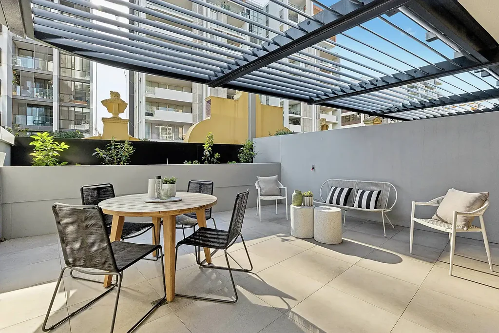 Bondi Junction 1房 开式布局采光佳 Gaggenau现代厨 北向露台宽敞 安全建筑空调 度假村式花园 Centennial Park近 North-facing apartment in the prestigious 'New Life' building