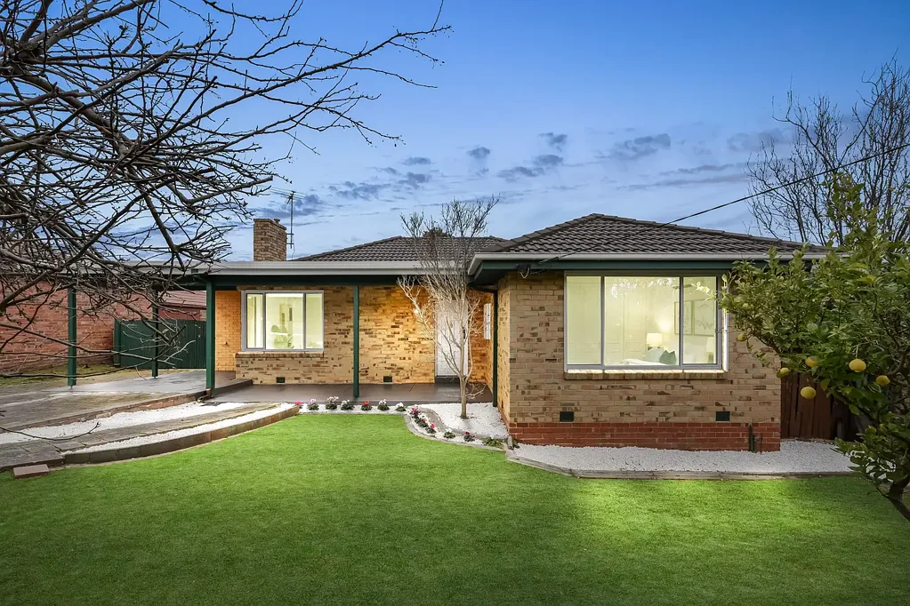 Mount Waverley 3房 翻新住宅，专为现代家庭生活而设计 Renovated Home Designed for Modern Family Living
