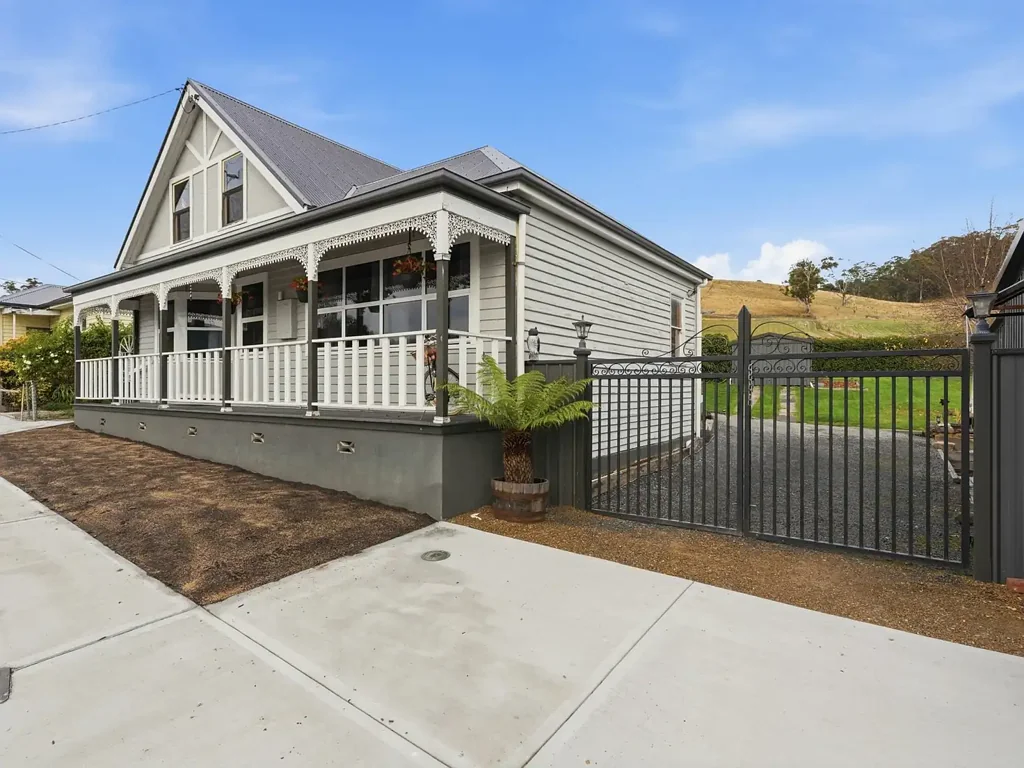 Ellendale 5房  A Landmark Legacy: The Historic "I.R. Clark Store” on Two Titles