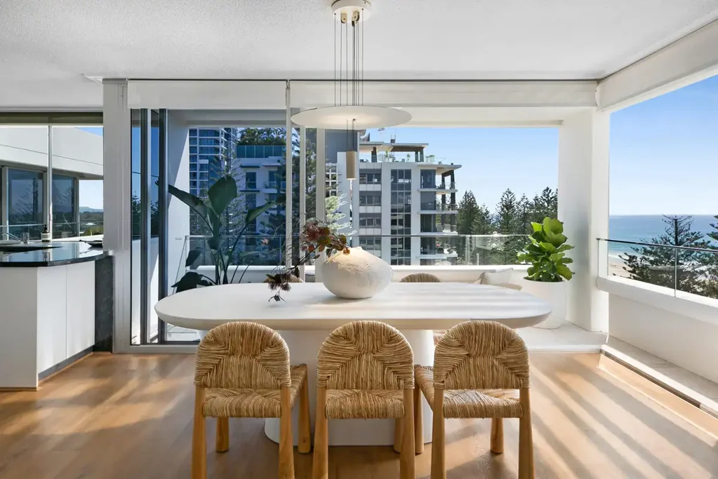 Burleigh Heads 2房  Tightly Held Beachfront Living in a Coveted Top-Floor Position
