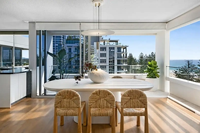 Burleigh Heads 2कमरा Tightly Held Beachfront Living in a Coveted Top-Floor Position