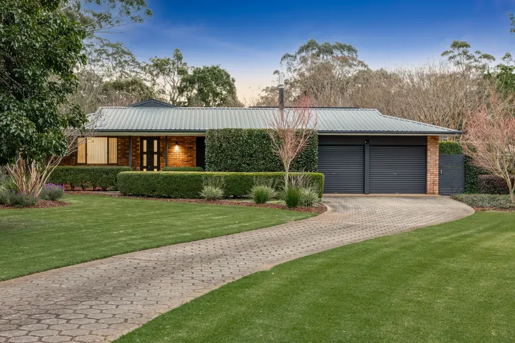 Highfields 4침실 Sophisticated Family Living in Prestigious Highfields – Renovated Home on 3,895sqm.