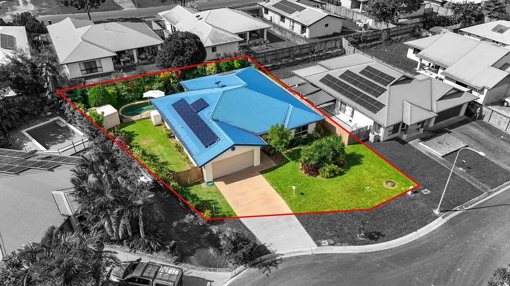 Bentley Park 4 Bedroom REMARKABLE RESIDENCE WITH SIDE ACCESS & POOL - PRIME LOCATION