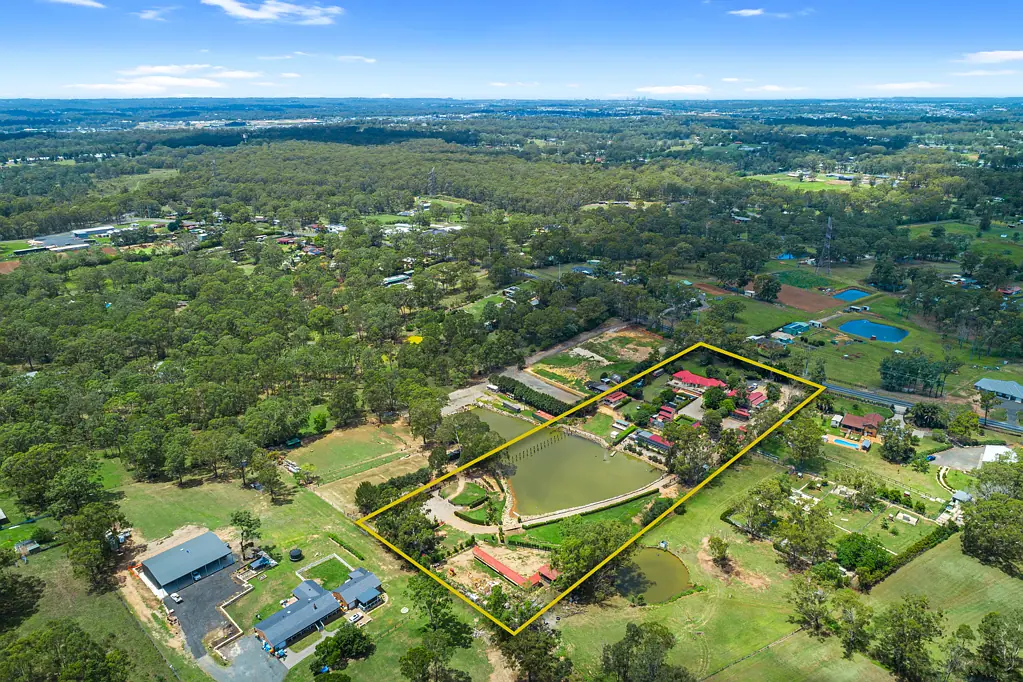 Oakville 4 Slaapkamer A Private Acreage Sanctuary with Lake Setting
