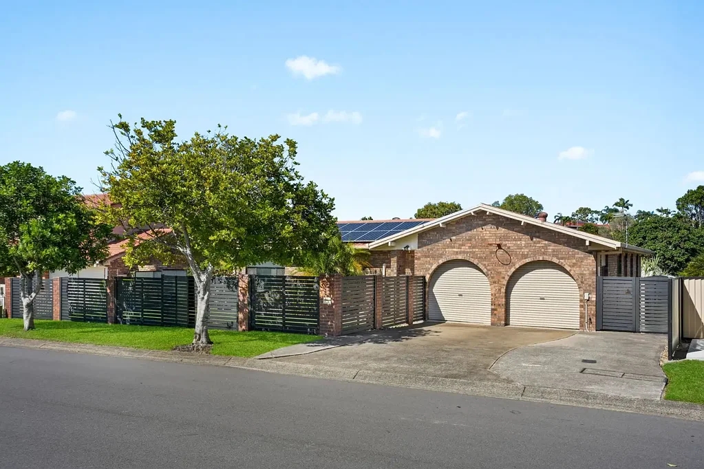 Sunnybank Hills 4房  度假村风格的居家生活，带泳池、酒吧和户外绿洲  Resort Style Family Living with Pool Room, Bar & Outdoor Oasis