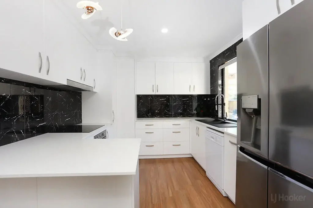 Coombabah 3房  Resort Style Living – Renovated Single-Level Villa in Tranquil Setting