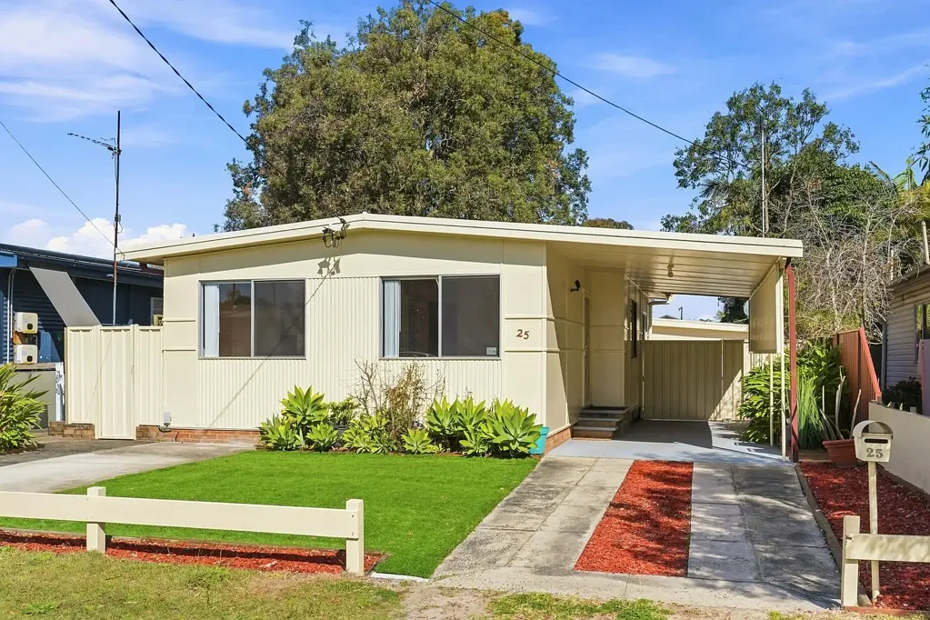 Woy Woy 2બેડરૂમ TWO BEDROOM COTTAGE AND SEPARATE CABIN OFF REAR LANE - NEAT AND TIDY, LOW MAINTENANCE RENT NOW OR MOVE IN!