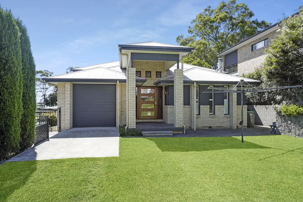 LIFESTYLE LAKEFRONT OPPORTUNITY - WALK TO THE WATER IN UNDER 100 METRES