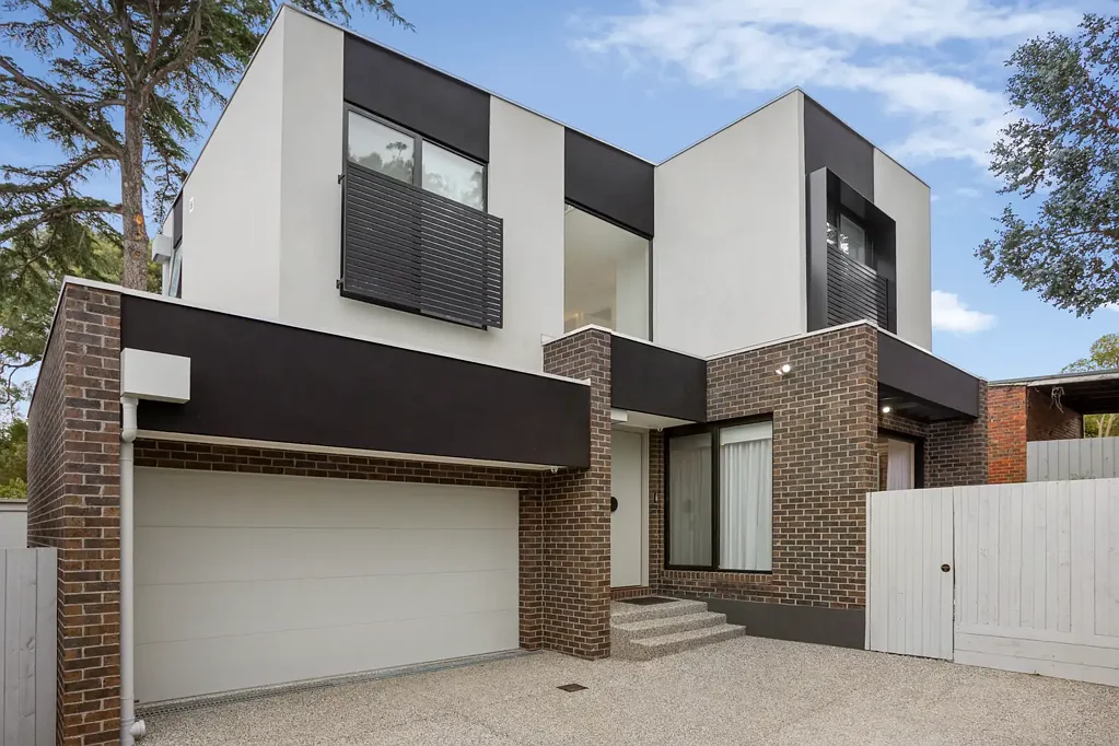 Balwyn 4房 现代奢华四卧 三卫设计 精品装修 浅木地板 双层门厅 开放式厨餐 Miele电器 主卧套间 双层车房 学区便利 步行商圈 Brand-new beauty and serene sanctuary
