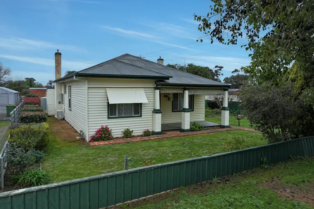 Rochester 3બેડરૂમ SOLID FAMILY HOME ON A GENEROUS 934m² CORNER ALLOTMENT