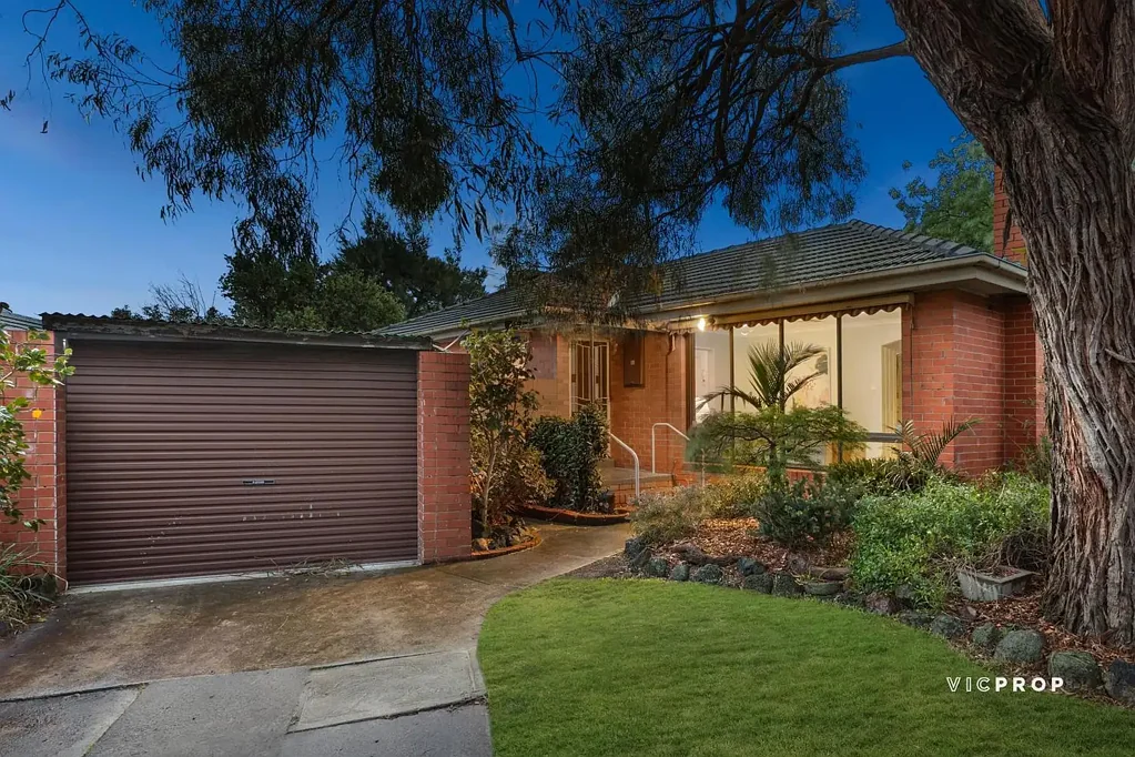 Ferntree Gully 3房 精装修砖面住宅 宽敞三卧 管道供暖冷却 壁炉空调 设备齐全厨房 大型洗衣房 带顶棚娱乐区 成熟花园 安全车库 地段便利 Exceptional Value with Fantastic Extras