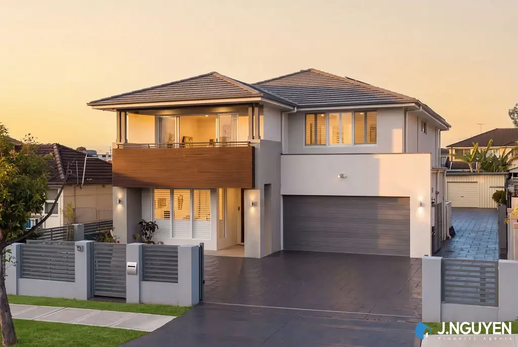 Cabramatta West 6Zimmer A Modern, Luxurious & Spacious Family Lifestyle Awaits