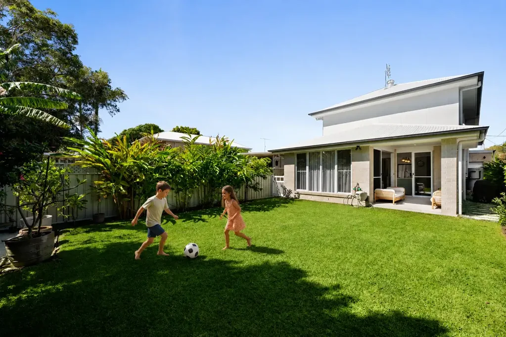 Moffat Beach 5Moenga A Turn-Key Family Home, 700m from the Beach