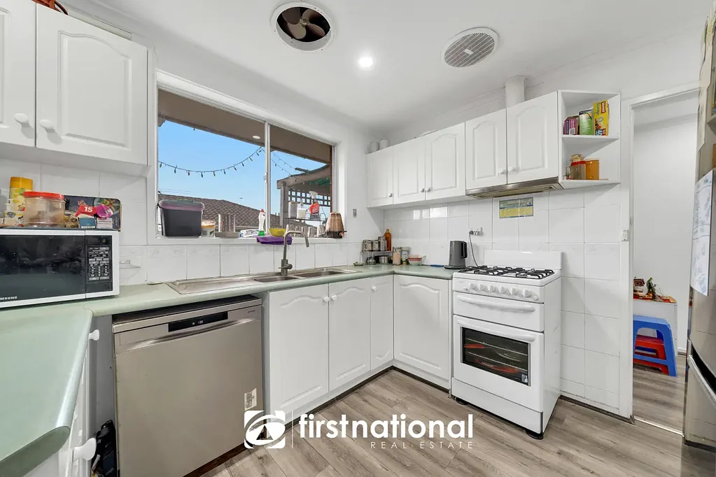 Dandenong North 3બેડરૂમ Corner Family Home in a Sought-After Neighborhood