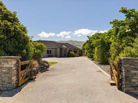 Luggate 5 Bedroom Spacious Living, Stunning Surroundings