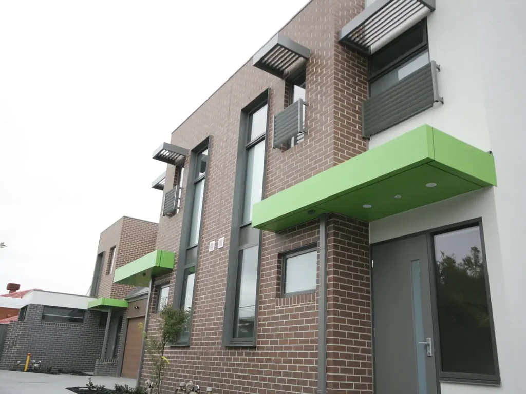 NEAR NEW 3 BEDROOM TOWNHOUSE IN HEART OF SPRINGVALE