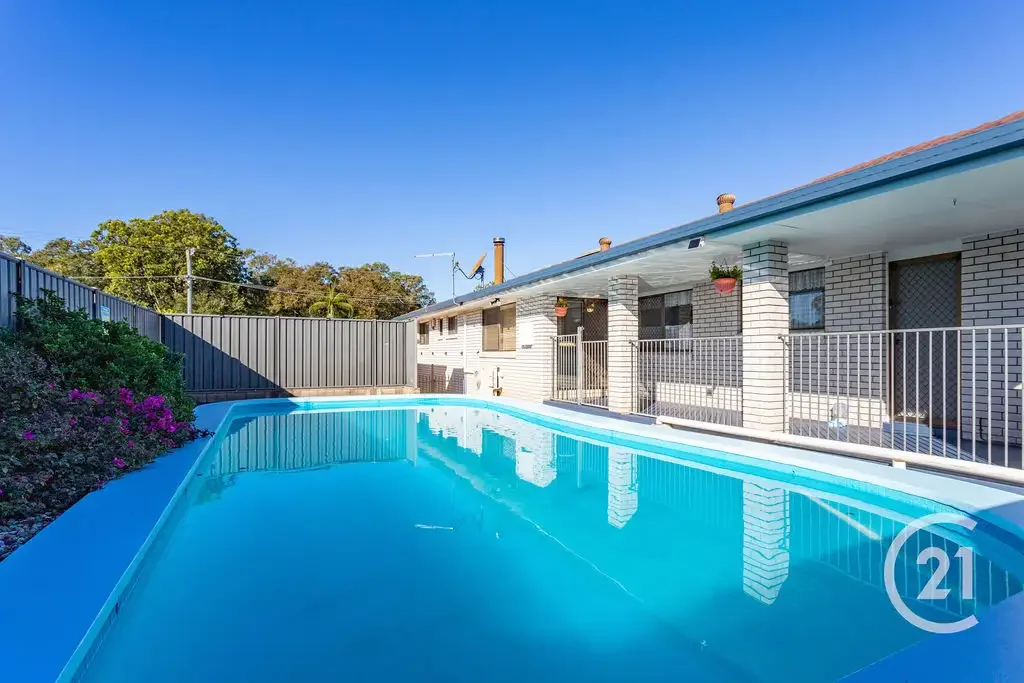 Raceview 5침실 Spacious Family Living with Pool, Shed & Multiple Living Areas on a Fully Fenced 792sqm Corner Block