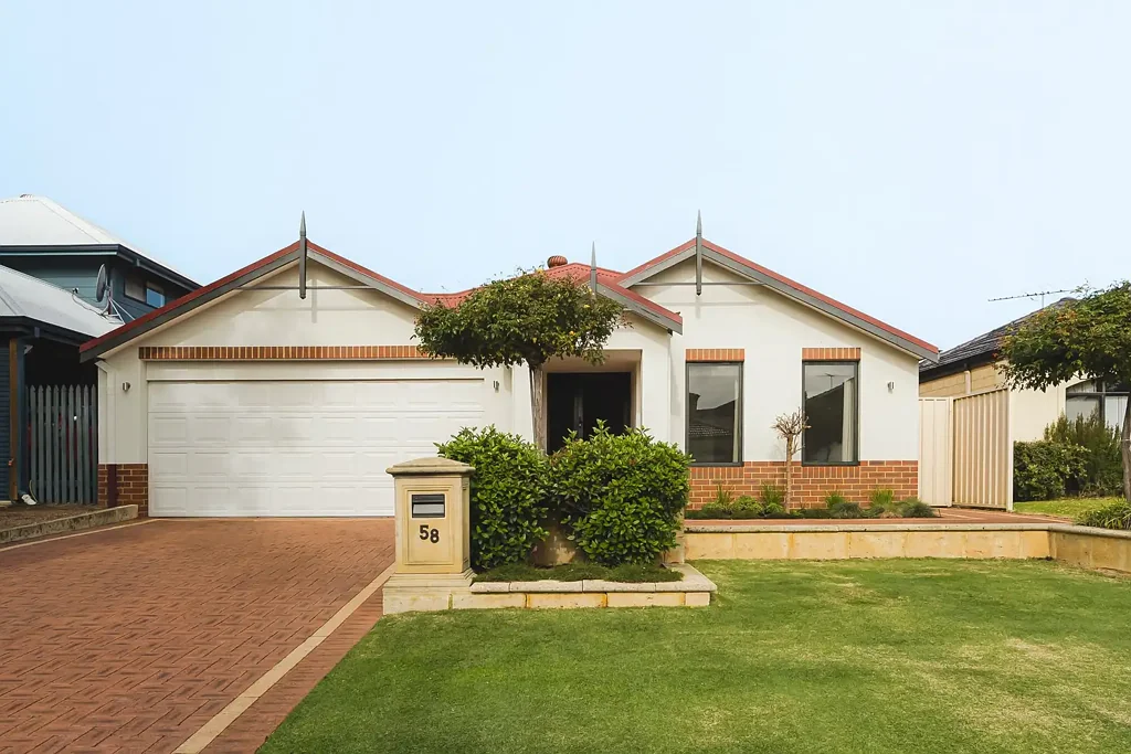 Bayswater 3غرفة نوم Immaculate Riverside Living with Top Quality Renovations