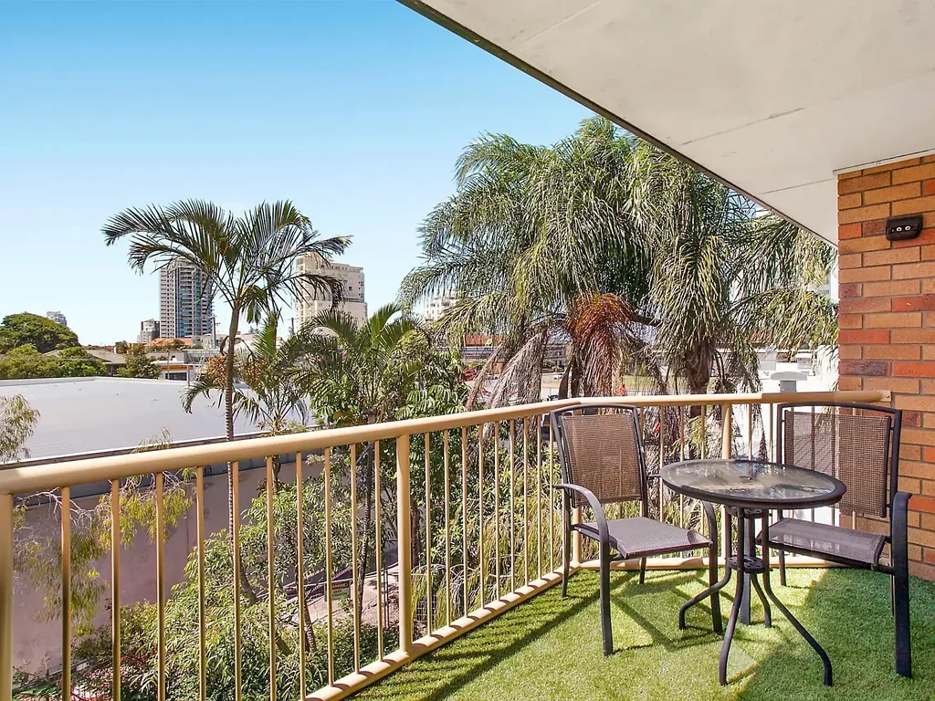 Top Floor Apartment in Prime Labrador Location – Walk to the Broadwater