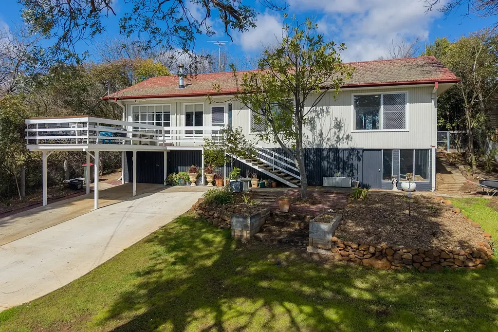 Armidale 3Zimmer Charming Two-Storey Home on a Generous 949m²
