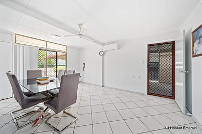 10 RACECOURSE RD, EMERALD QLD 4720, 3 कमरे, 1 बाथरूम, House