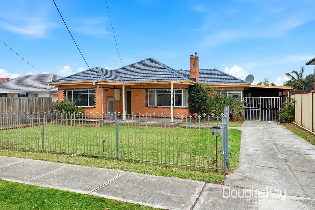 St Albans 4房  No Easement on 880m² - A Substantial Landholding with Endless Possibilities.