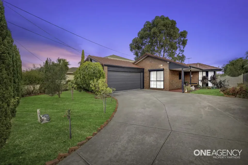 Charming Residence at 18 Carling Court, Altona Meadows