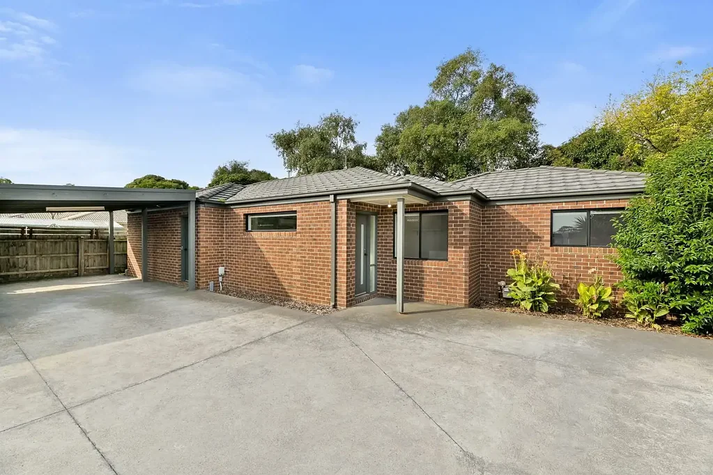 Perfect for Busy Lifestyles Seeking Low Maintenance Comfort!