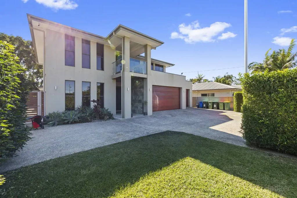 Hope Island 5房  Spacious Water-side Property on an Elevated Block  in Gold Coast’s Best Suburb!