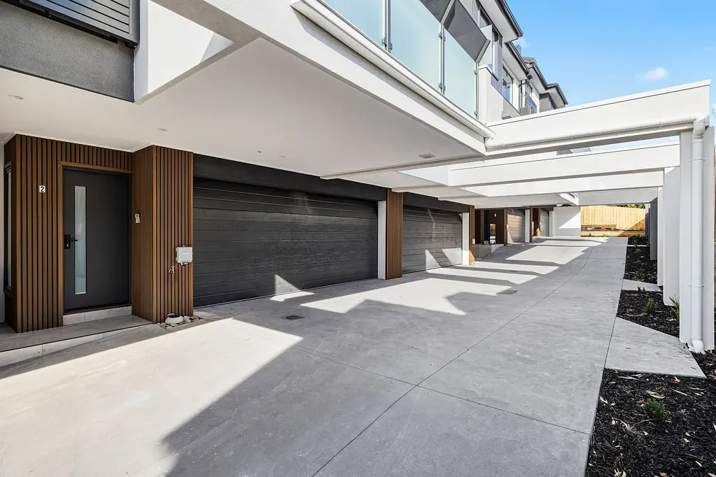 Templestowe 3房 全新三层联排别墅 宽敞三卧两卫 奢华厨房设计 开阔庭院视野 步行至Village 公交与公园 划入名校区 CONTEMPORARY MODERN LIVING WITH VIEWS & AN EXTRA-LARGE COURTYARD