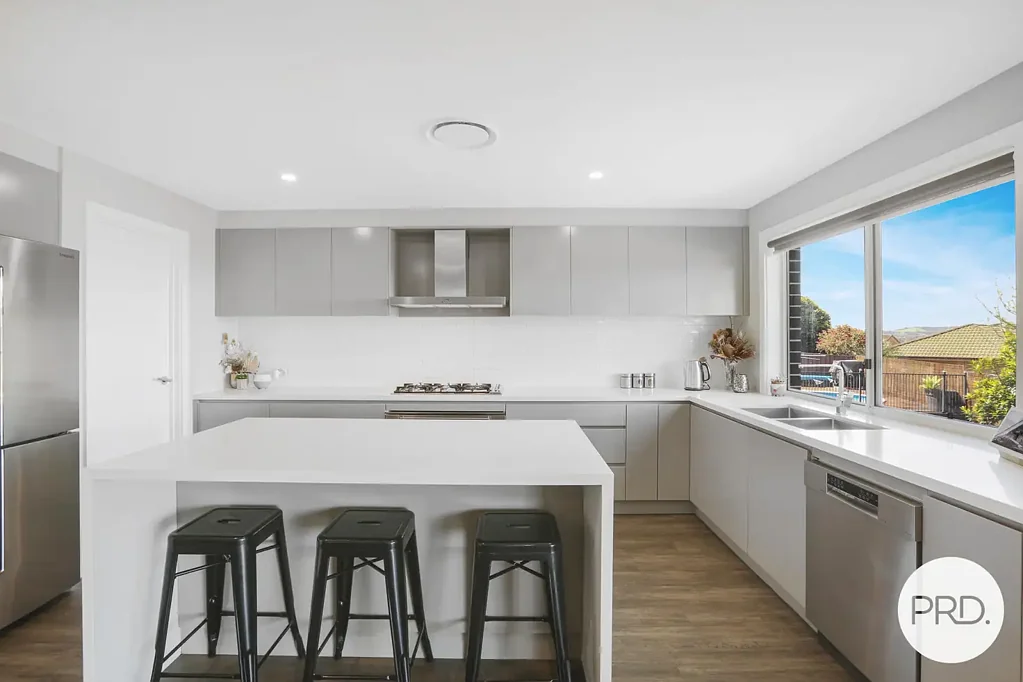 Koonawarra 4 Slaapkamer Stylish Split Level Home With Water Views