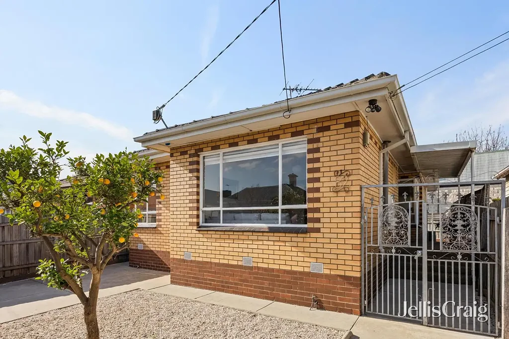Seddon 3Kwarto Charming Brick Haven with Modern Flair