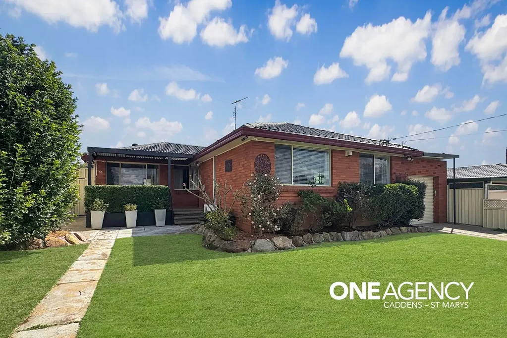 FAMILY APPEAL WITH POOL, PERGOLA & RETREAT!!!