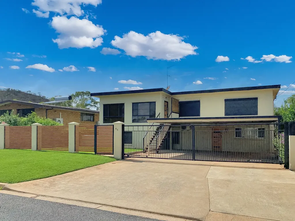 Mount Isa 5房  Exceptional Family Home on 1234m² with Pool, Shed, Rear Access & Dual Living